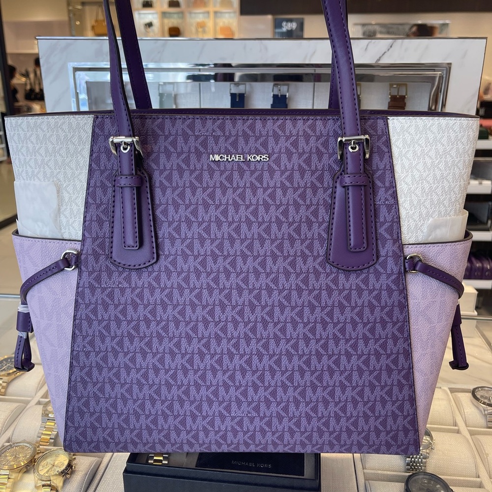 MICHAEL KORS Voyager Lg Color-Block Signature Logo Shoulder Tote Bag
Dark Purple - Picture 14 of 16